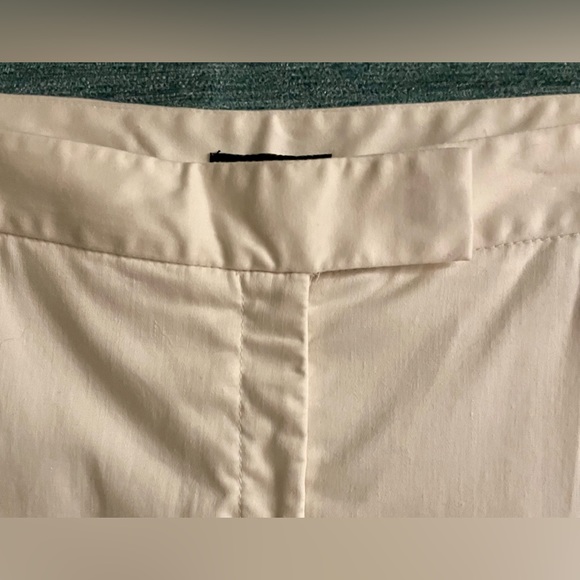 Jones New York Stretch White Bermudas. Size 8. 2 front & 2 back pockets. - Picture 2 of 6